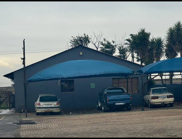 1,250M² BUSINESS TO LET IN MAPLETON